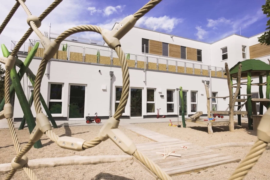 Blick vom Außengelände auf das Gebäude der Kita kinderzimmer Eckerkoppel in Hamburg Farmsen Berne
