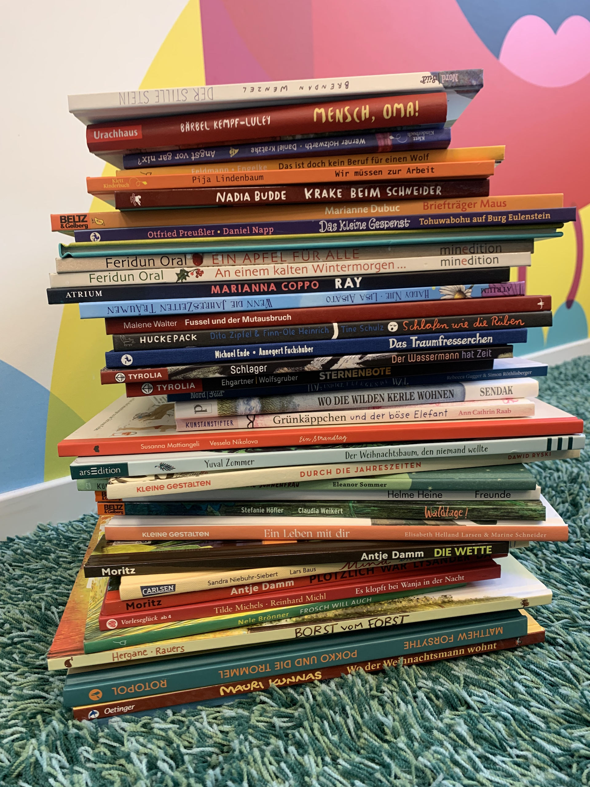 kita-kinderzimmer-hamburg-kmk-bibliotheken-buecherstapel