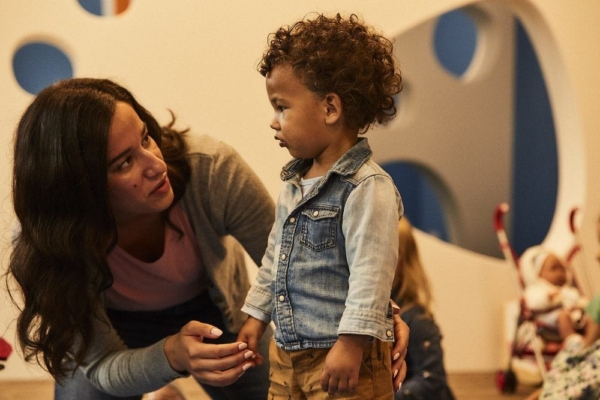 kita-kinderzimmer-hamburg-ratgeber-sprachförderung-kind-spielen