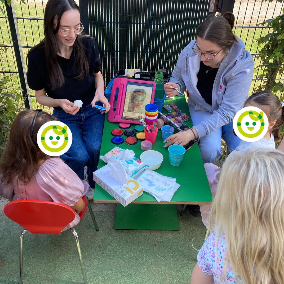 Kinderschminken beim Sommerfest in der Kita kinderzimmer Tienrade in Hamburg Lohbrügge