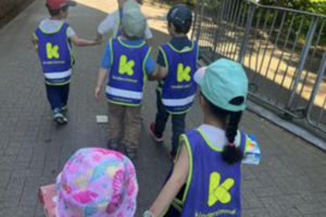 Kinder der Kita kinderzimmer Seebek mit Warnwesten auf einem Ausflug 