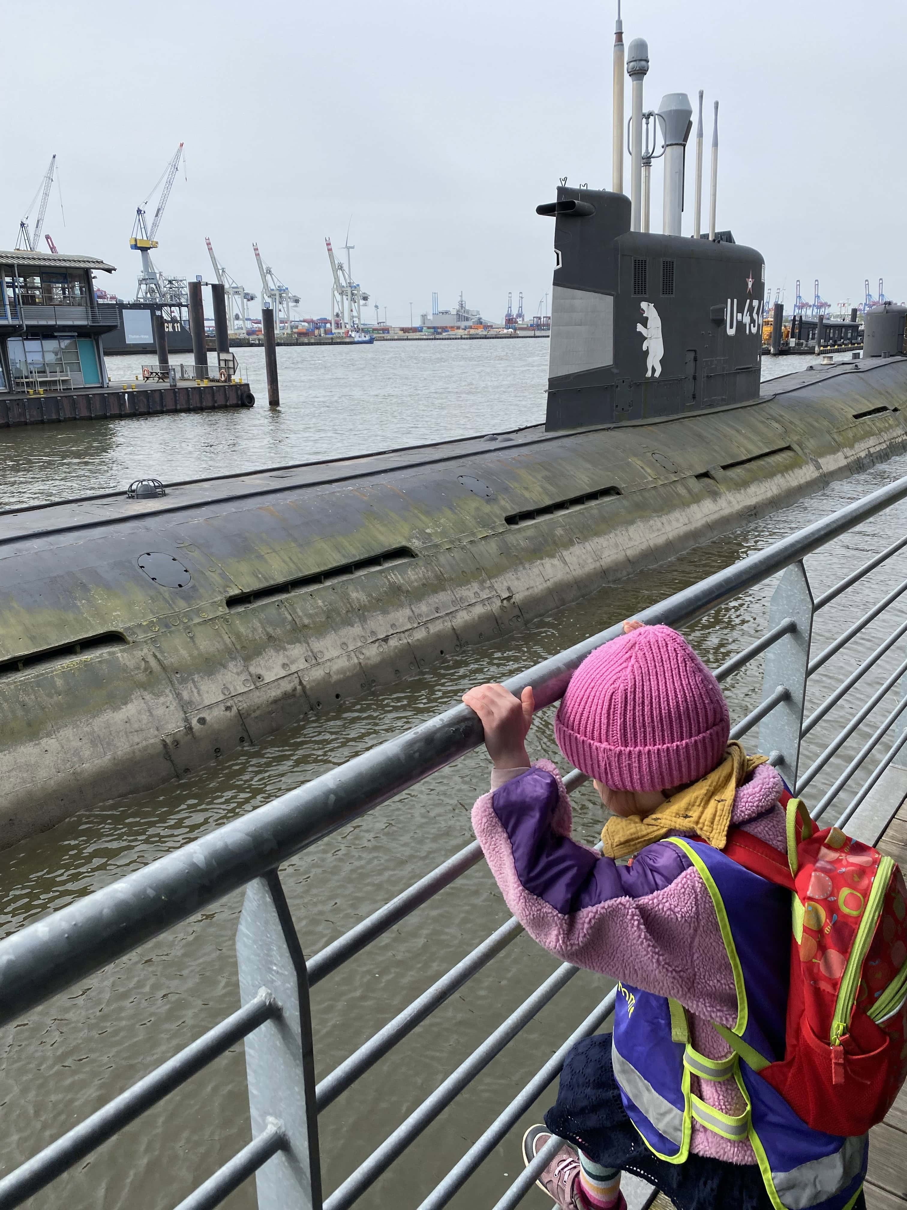 Kind der Kita kinderzimmer Seebek mit Warnwesten auf einem Ausflug in das U-Boot Museum