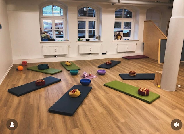 Yogamatten in einem Gruppenraum in der Kita Hamburg Bahrenfeld Villa Goldschmidtpark