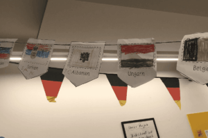 Selbstgebastelte Girlande mit verschiedenen Laendern drauf aus der Kita kinderzimmer Hamburg