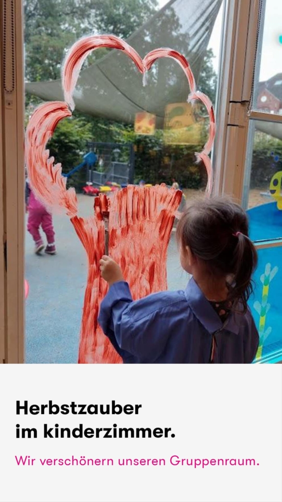 Ein Kind am Fenster und betrachtet die bunter Herbstdeko aus der Kita kinderzimmer Villa GoldschmidtparkHamburg Bahrenfeld 