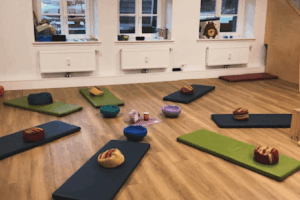 Yogamatten in einem Gruppenraum in der Kita Hamburg Bahrenfeld Villa Goldschmidtpark