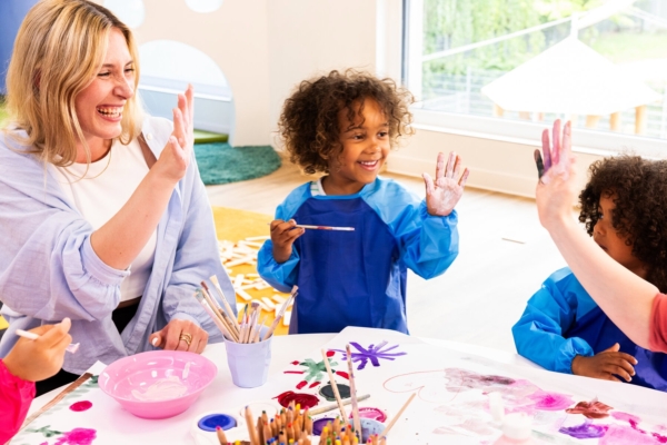 kita-kinderzimmer-stellenausschreibung-ausbildung Werbebild der Kita kinderzimmer Hamburg für die Stellenausschreibung für einer Ausbildung