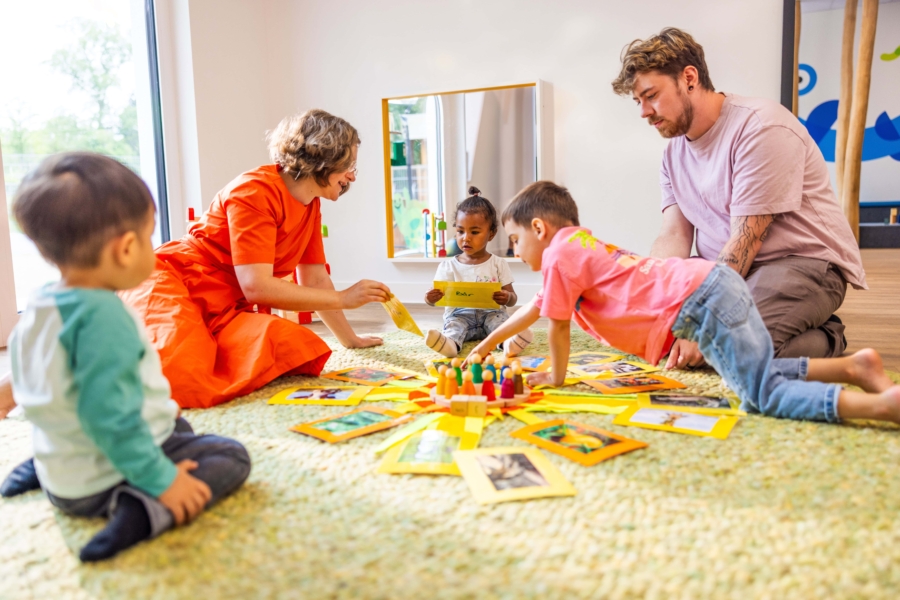 Werbebild der Kita kinderzimmer Hamburg die pädagogische Fachkräfte bei der Arbeit zeigt