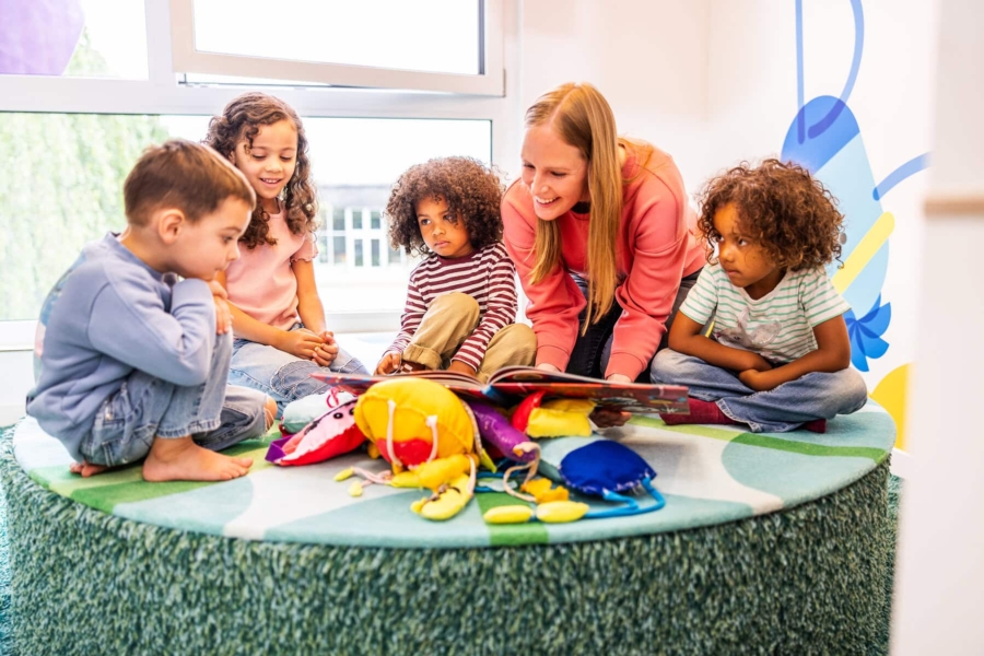 Werbebild der Kita kinderzimmer Hamburg für die Stellenausschreibung als Quereinsteiger