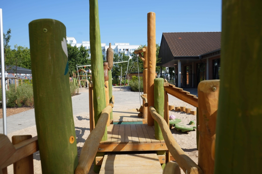 Holzkonstruktion im Außengelände der Kita kinderzimmer Bornheide in Hamburg Osdorf