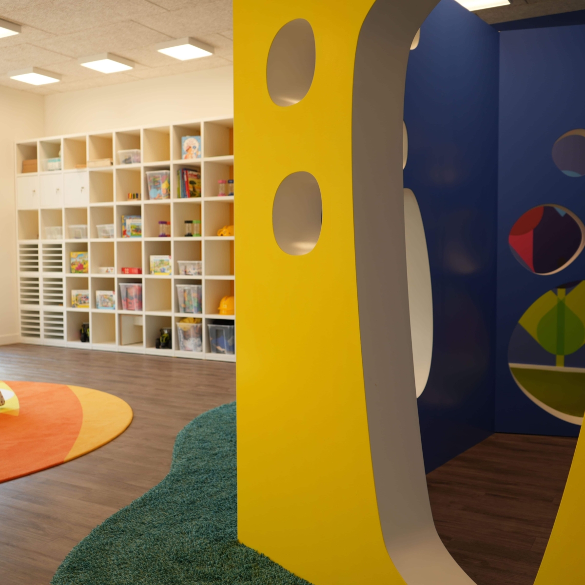 Blick in einer Höhlenwand in der Kita kinderzimmer Bornheide in Hamburg Osdorf