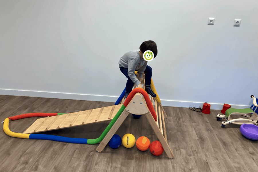 Kind spielt im Bewegungsraum in der Kita kinderzimmer Bornheide in Hamburg Osdorf