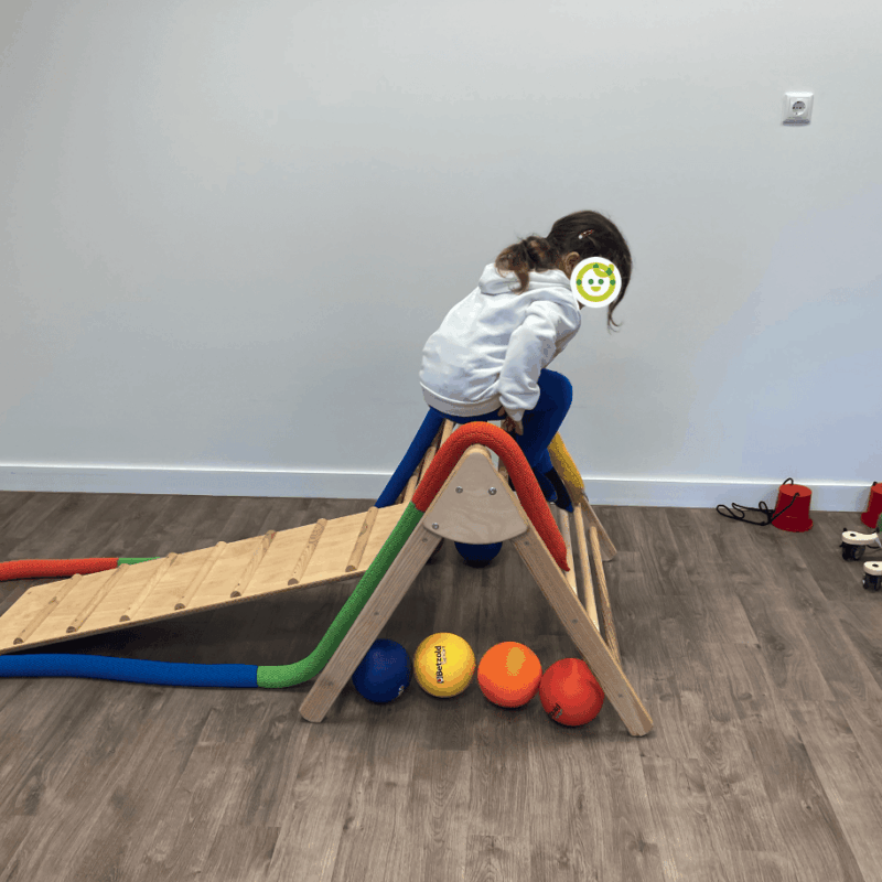 Kind spielt im Bewegungsraum in der Kita kinderzimmer Bornheide in Hamburg Osdorf