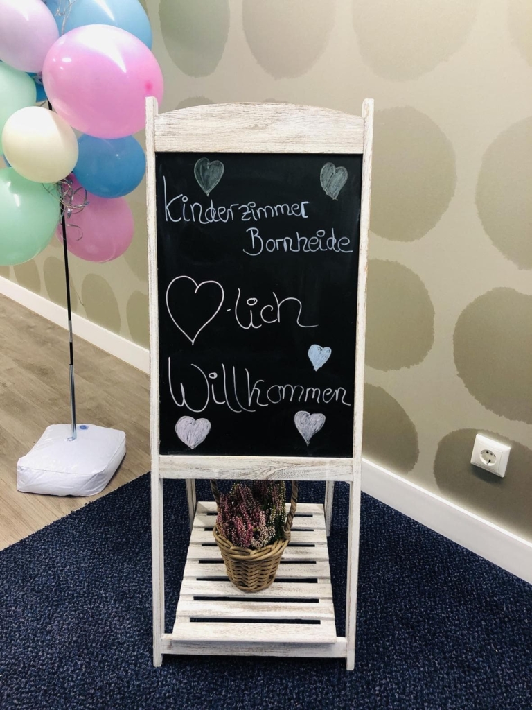 Willkommenstafel in der Kita kinderzimmer Bornheide in Hamburg Osdorf