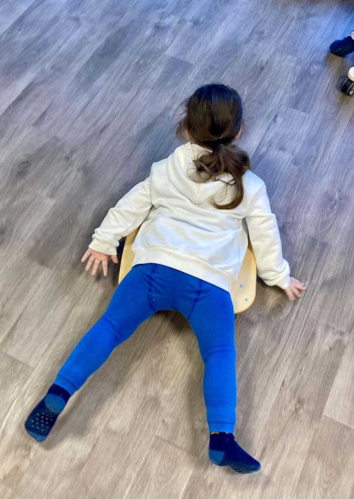 Kind liegt auf dem Boden in der Kita kinderzimmer Bornheide in Hamburg Osdorf