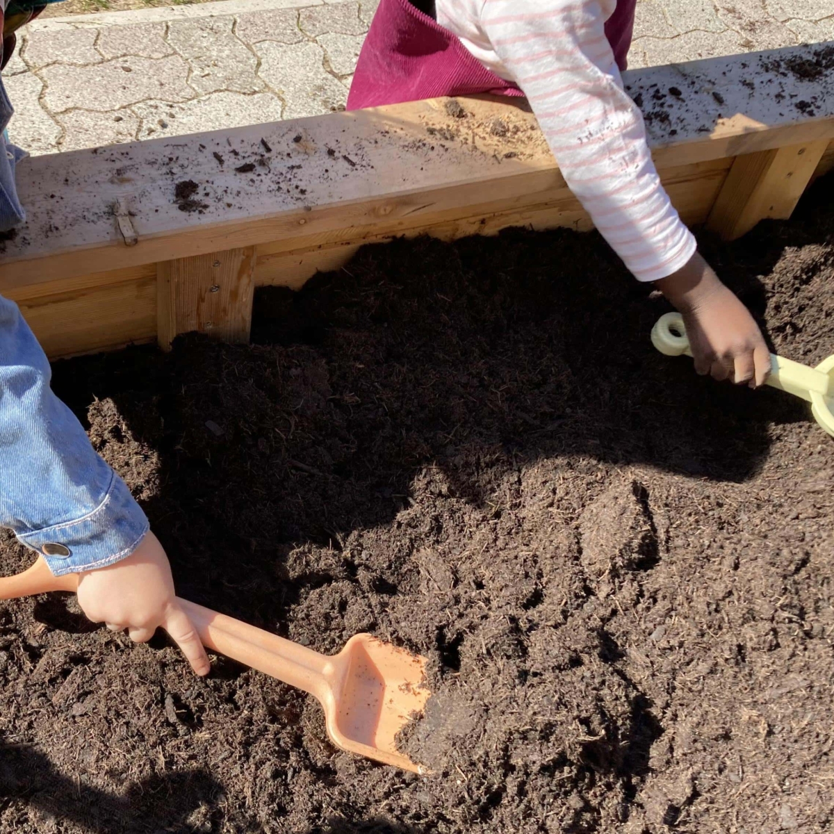 Kinder spielen im Sandkasten in der Kita kinderzimmer Bornheide in Hamburg Osdorf