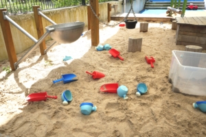 Ein Sandkasten im Außengelände der Kita kinderzimmer Grindelhof Hamburg