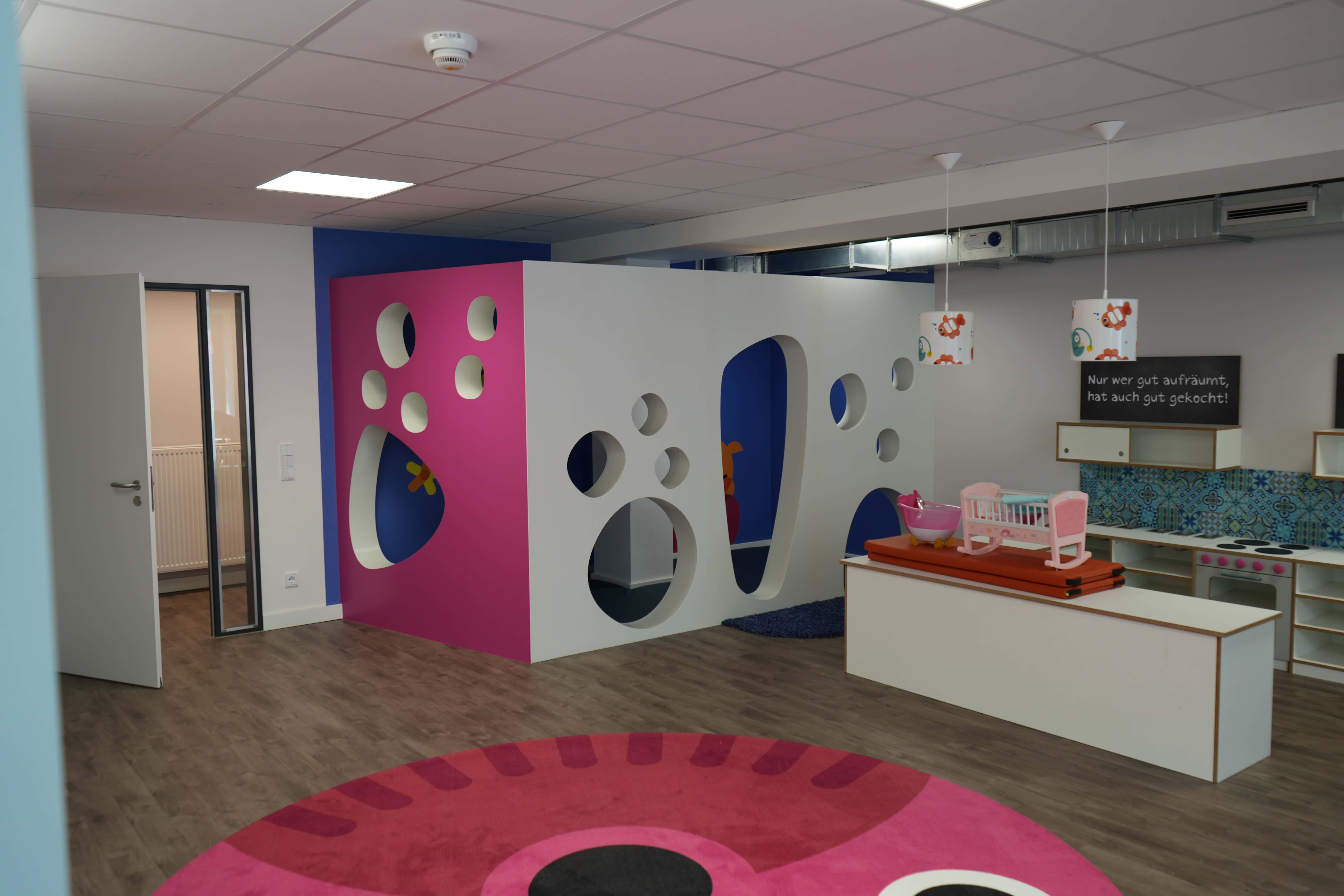 Gruppenraum mit einer Kinderküche in der Kita kinderzimmer Grindelhof Hamburg