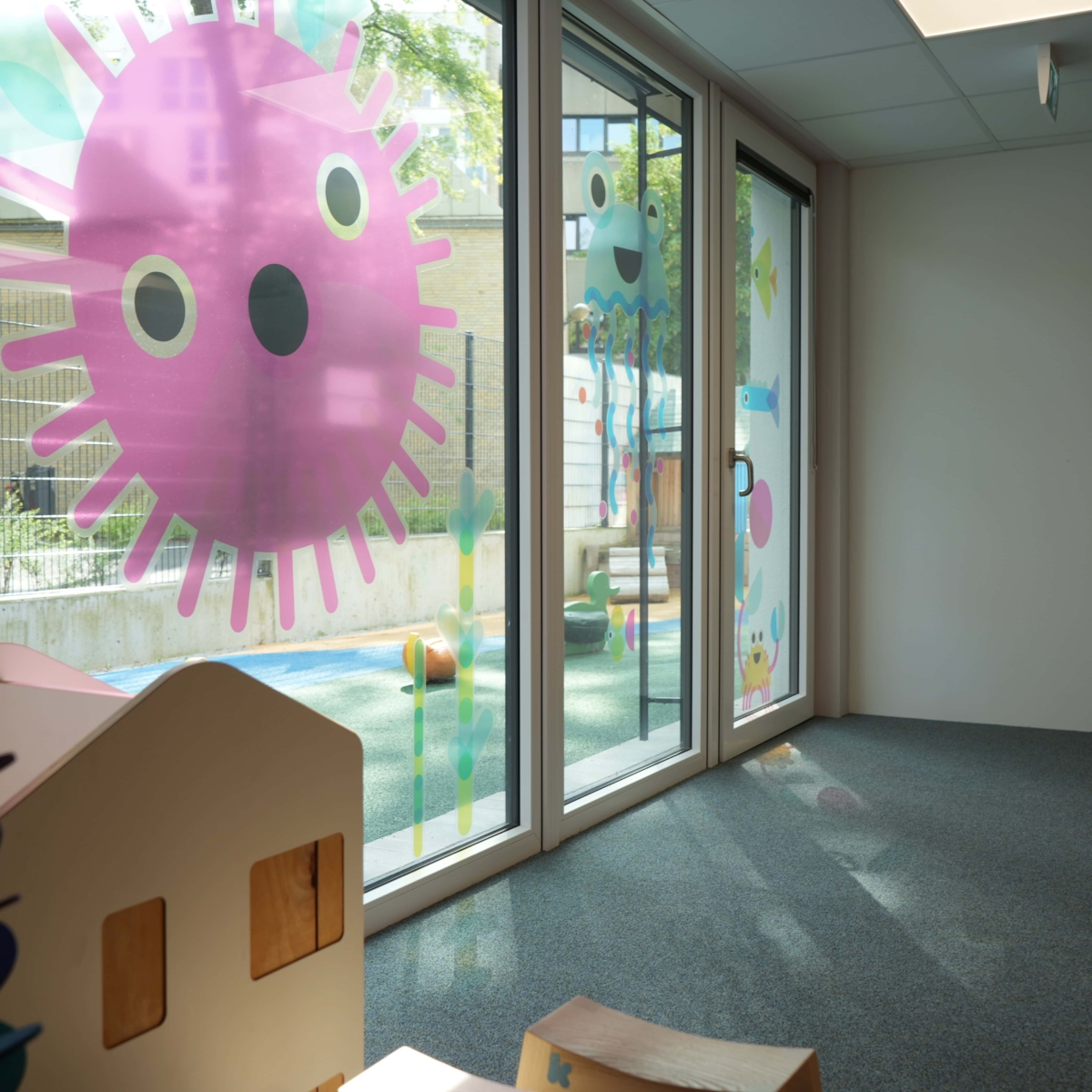 Blick in das Außengelände aus einem Gruppenraum in der Kita kinderzimmer Grindelhof Hamburg