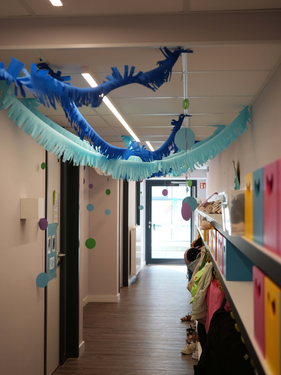 Ein Flur mit blauen Girlanden in der Kita kinderzimmer Grindelhof Hamburg