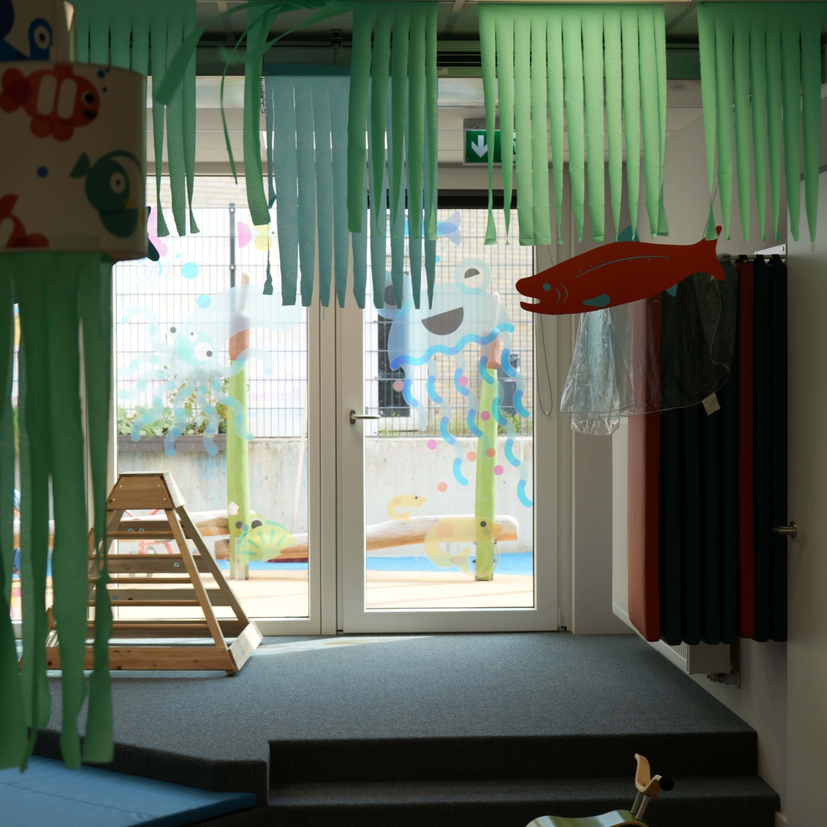 Ein Gruppenraum mit grünen Girlanden in der Kita kinderzimmer Grindelhof Hamburg