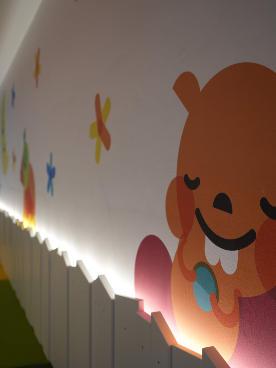 Bunte Tapete mit einem Eichhörnchen in der Kita kinderzimmer Grindelhof Hamburg