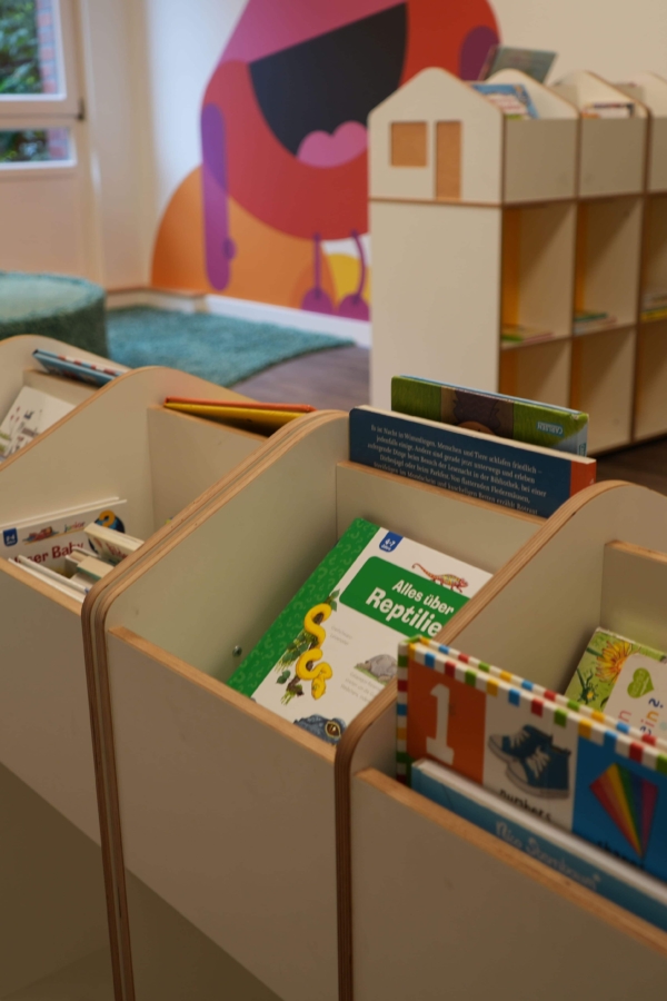 Bücherwagen von der Kita kinderzimmer Dorotheenstraße in Hamburg Winterhude