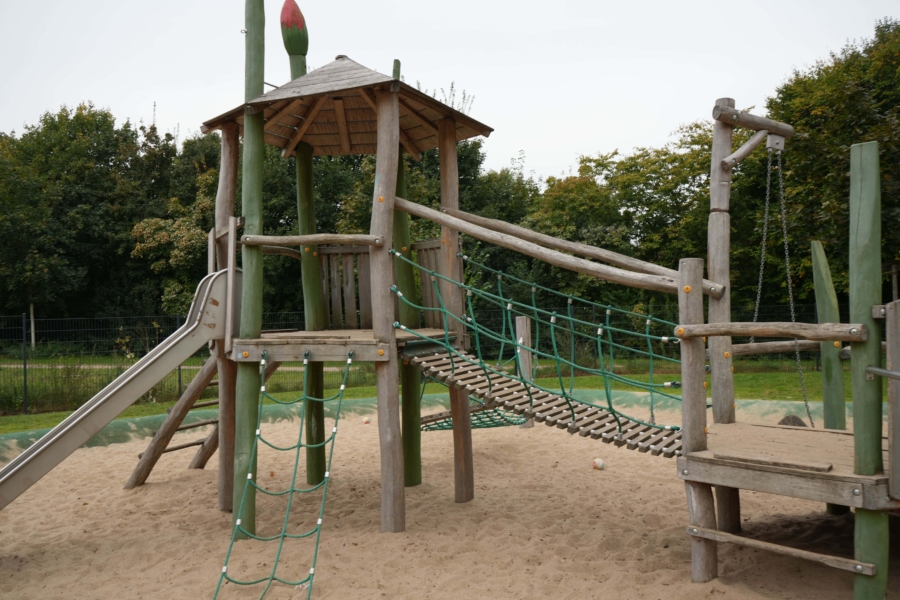 Großer Kletterturm auf dem Außengelände von der Kita kinderzimmer Süderfeldpark in Hamburg Lokstedt