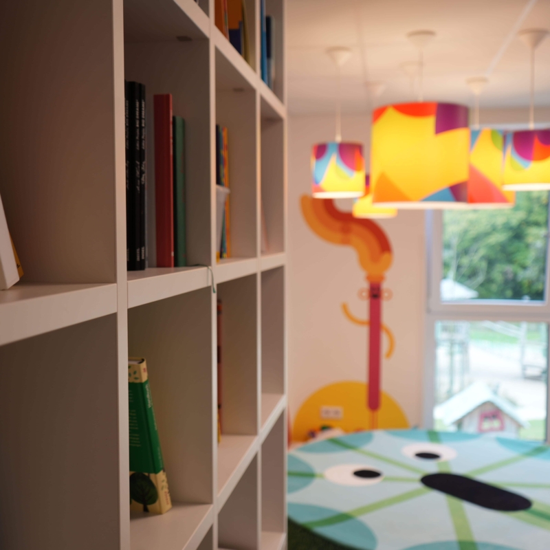 Nahaufnahme vom Regal der kiziThek in der Kita kinderzimmer Süderfeldpark in Hamburg Lokstedt