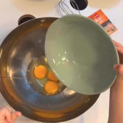 Kinder backen Grießkuchen in der Kita kinderzimmer Eißendorf in Hamburg Eißendorf