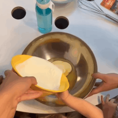 Kinder backen Grießkuchen in der Kita kinderzimmer Eißendorf in Hamburg Eißendorf