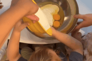 Kinder backen Grießkuchen in der Kita kinderzimmer Eißendorf in Hamburg Eißendorf