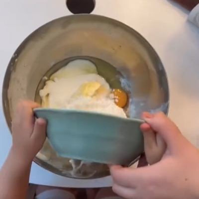Kinder backen Grießkuchen in der Kita kinderzimmer Eißendorf in Hamburg Eißendorf