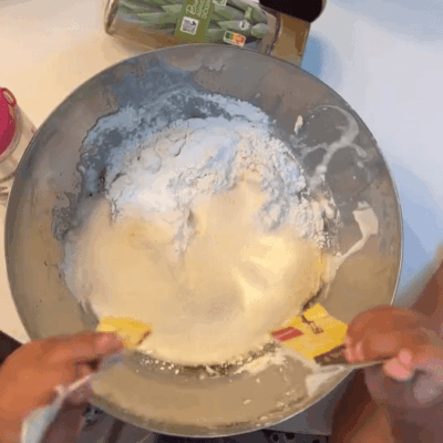 Kinder backen Grießkuchen in der Kita kinderzimmer Eißendorf in Hamburg Eißendorf