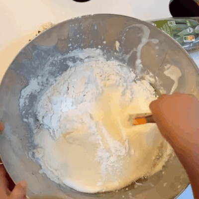 Kinder backen Grießkuchen in der Kita kinderzimmer Eißendorf in Hamburg Eißendorf