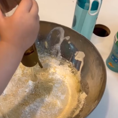 Kinder backen Grießkuchen in der Kita kinderzimmer Eißendorf in Hamburg Eißendorf