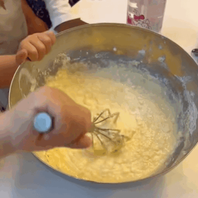 Kinder verrühren Teig vom Grießkuchen in der Kita kinderzimmer Eißendorf in Hamburg Eißendorf