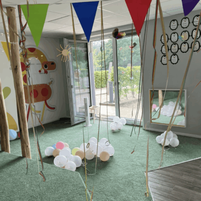 mit Wimpeln und Luftballons geschmückter Gruppenraum von der Kita kinderzimmer Süderfeldpark in Hamburg Lokstedt