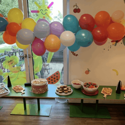Buffettisch mit vielen Luftballons von der Kita kinderzimmer Süderfeldpark in Hamburg Lokstedt