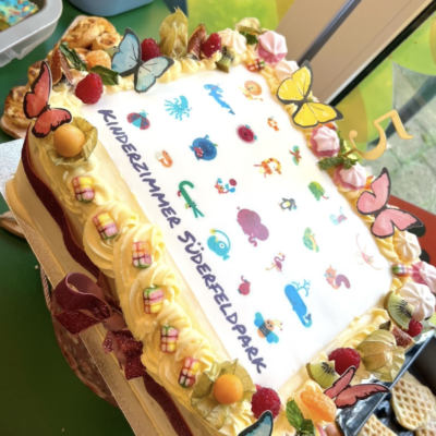 Große bunte kinderzimmer Torte von der Kita kinderzimmer Süderfeldpark in Hamburg Lokstedt