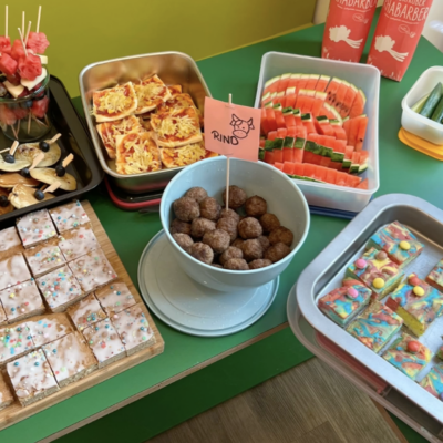 Buffet mit verschiedenen herzhaften Speisen von der Kita kinderzimmer Süderfeldpark in Hamburg Lokstedt