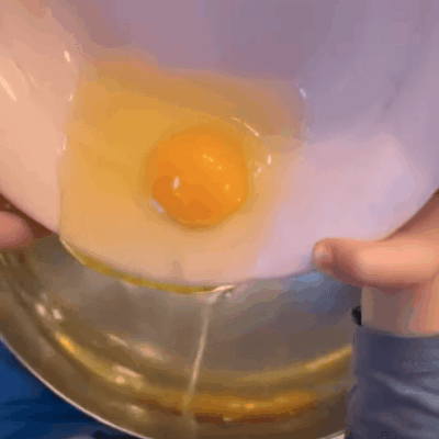 Kinder fügen Eier zum Kuchenteig hinzu in der Kita kinderzimmer Eißendorf in Hamburg Eißendorf