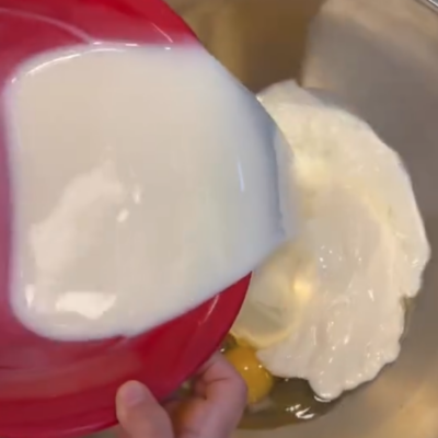 Kinder verrühren Teig in der Kita kinderzimmer Eißendorf in Hamburg Eißendorf