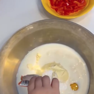 Kinder backen herzhaften Kuchen in der Kita kinderzimmer Eißendorf in Hamburg Eißendorf