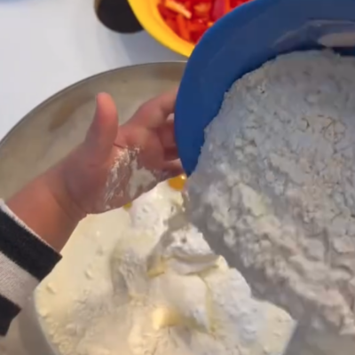 Kinder fügen Mehl zum Kuchenteig hinzu in der Kita kinderzimmer Eißendorf in Hamburg Eißendorf