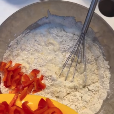 Kinder verrühren Kuchenteig  in der Kita kinderzimmer Eißendorf in Hamburg Eißendorf