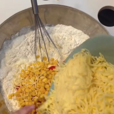 Kinder fügen Käse zum Kuchenteig hinzu in der Kita kinderzimmer Eißendorf in Hamburg Eißendorf