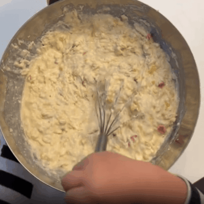 Kinder verrühren Kuchenteig in der Kita kinderzimmer Eißendorf in Hamburg Eißendorf