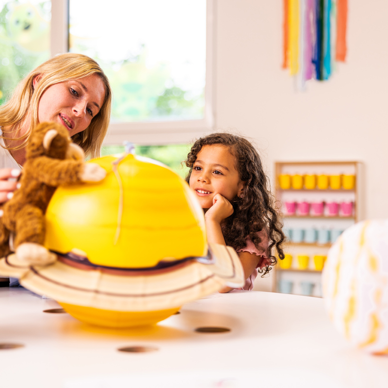 Vorschullehrerin bringt Mädchen spielerisch Wissen bei