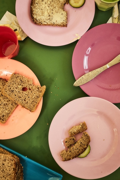 Geschmierte Brote auf Tellern in der Kita kinderzimmer Hamburg